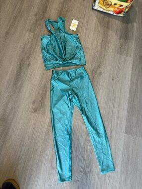Pheel Activewear Set in Vibrant Teal Color